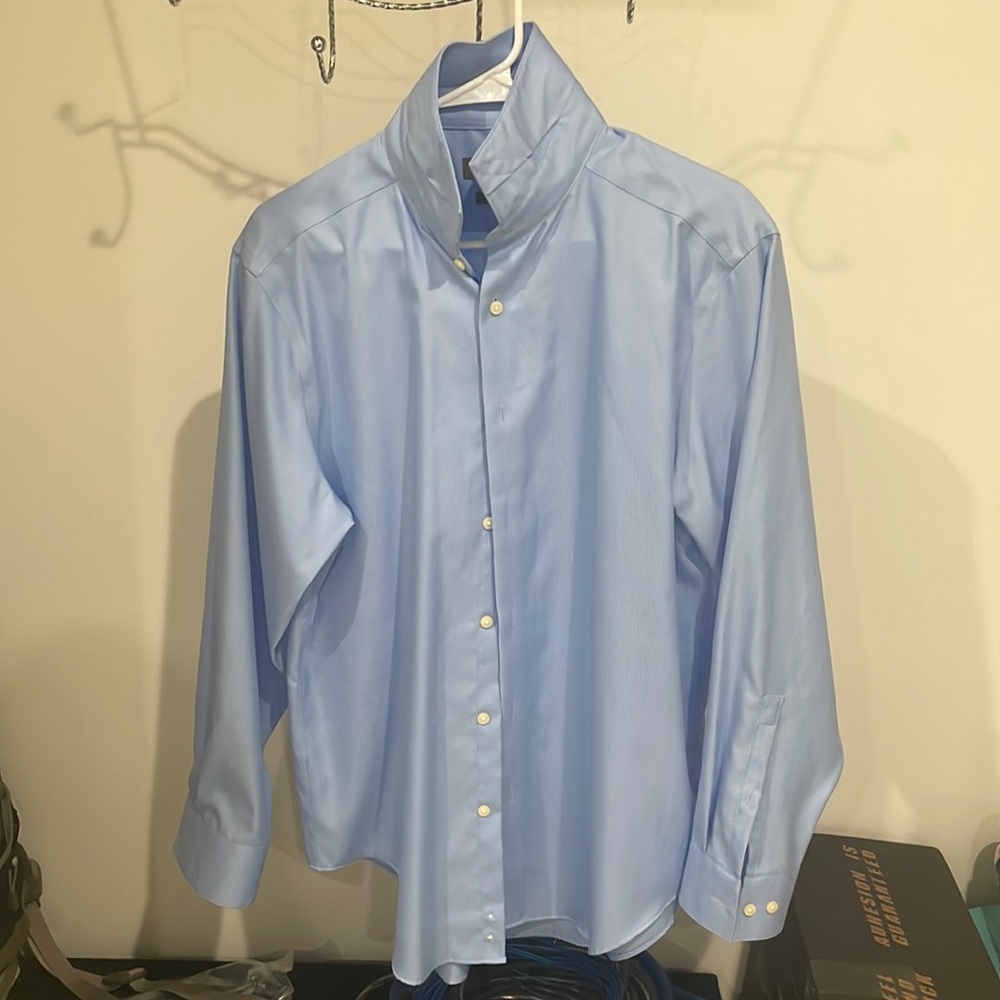 Calvin Klein Men’s Suit shirt. Slim fit, non iron. Used in great condition.